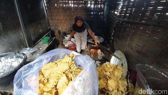 Perajin peyek Cethul di Magelang.