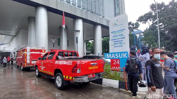 Petugas bersiaga di RS Bandung Kiwari, Selasa (5/4/2022)