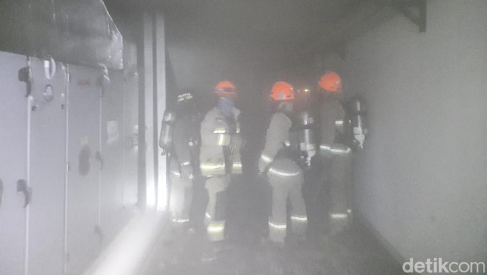 Petugas Dinas Kebakaran dan Penanggulangan Bencana tengah menyisir titik api di lantai 5 RS Bandung Kiwari