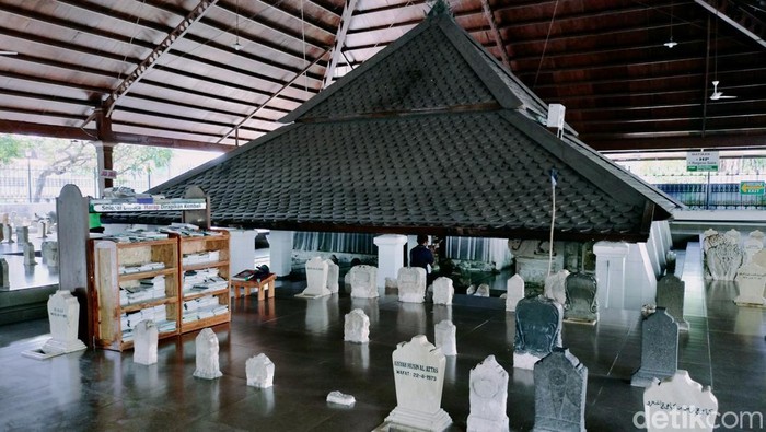 Peziarah yang datang ke Makam Sunan Bonang Tuban selama Ramadan 1443 H.