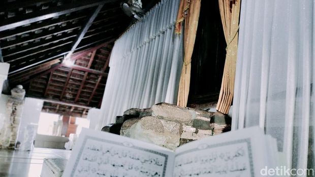 Peziarah yang datang ke Makam Sunan Bonang Tuban selama Ramadan 1443 H.