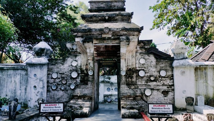 Peziarah yang datang ke Makam Sunan Bonang Tuban selama Ramadan 1443 H.