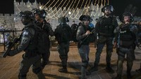 Polisi Israel tampak siaga dengan senjata. (AP Photo/Mahmoud Illean)