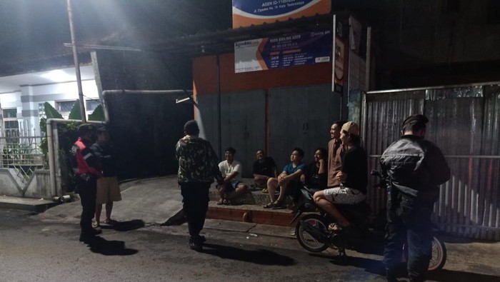 Polisi lakukan patroli jelang sahur di Kota Tasikmalaya.