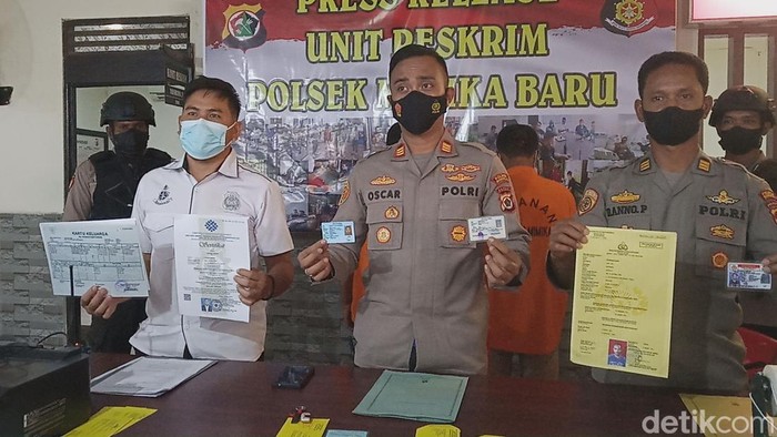 Polisi menangkap pelaku pemalsuan dokumen kependudukan di Timika, Papua.