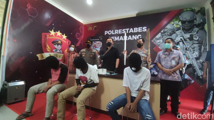 Polisi menangkap tiga remaja komplotan pembacok pemotor di Semarang, Selasa (5/4/2022).