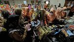 Momen Emak-emak Serbu Bazar Ramadan di Jambi dan Kalsel