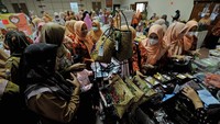Diketahui, bazar tersebut digelar oleh Dharma Wanita Persatuan Provinsi Jambi mulai 5-7 April 2022. (Wahdi Septiawan/Antara Foto).