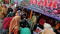 Bazar itu menyediakan bahan-bahan kebutuhan pokok, produk makanan dan kerajinan UMKM setempat. (Wahdi Septiawan/Antara Foto).  