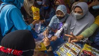 Tak hanya di Jambi, pasar murah Ramadan yang diselenggarakan di Banjarmasin, Kalimantan Selatan, juga ramai didatangi warga, Selasa (5/4/2022). (Bayu Pratama S//Antara Foto).