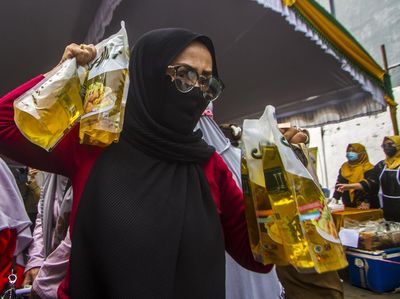 Momen Emak-emak Serbu Bazar Ramadan di Jambi dan Kalsel
