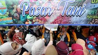 Sejumlah warga memadati gerai yang ada di Bazar Ramadan yang diselenggarakan di Pasar Jambi, Selasa (5/4/2022). (Wahdi Septiawan/Antara Foto).