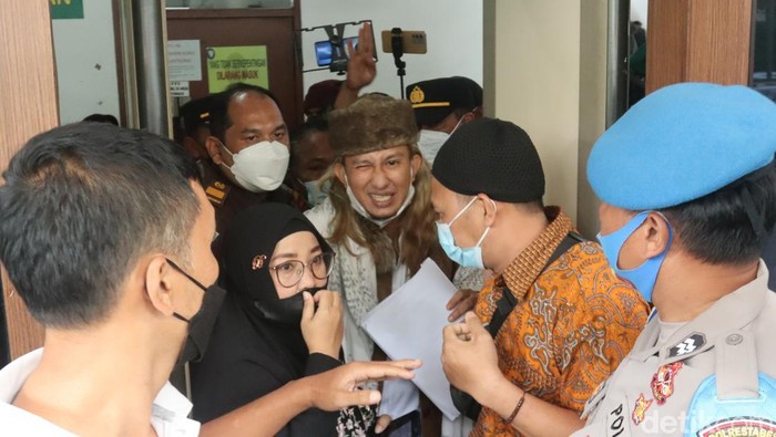 Potret Habib Bahar Keluar dari Ruang Sidang Potret Habib Bahar Keluar dari Ruang Sidang