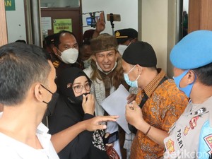 Snapshot: Lihat Gaya Habib Bahar bin Smith Saat Keluar dari Area Sidang