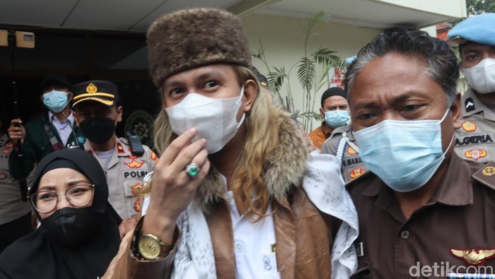 Potret Habib Bahar Keluar dari Ruang Sidang Potret Habib Bahar Keluar dari Ruang Sidang