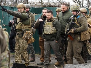 Presiden Zelenskiy Cek Kerusakan Infrastruktur Kota di Sekitar Kiev