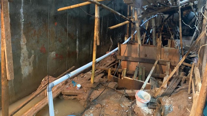 Progres pembangunan kolam olakan di Gereja Protestan Indonesia Bagian Barat (GPIB) Sumber Kasih di, Lebak Bulus, Cilandak, Jakarta Selatan, Selasa (5/4/2022)..