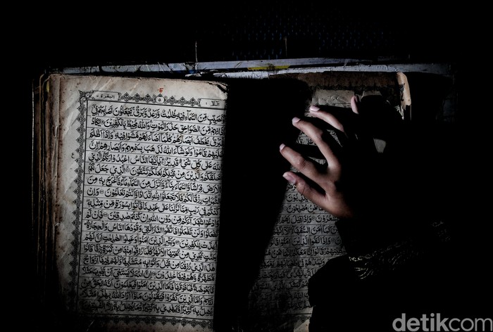 Sejumlah warga melakukan tadarus Kitab Suci Al-Quran di rumah masing-masing kawasan RW 05 Sunter Agung, Jakarta Utara, Selasa (5/4).