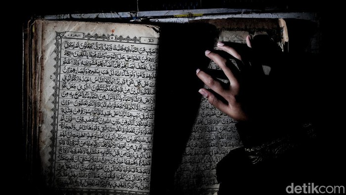 Ramadan Jadi Momentum Mendekatkan Diri Kepada Sang Pencipta Sejumlah warga melakukan tadarus Kitab Suci Al-Quran di rumah masing-masing kawasan RW 05 Sunter Agung, Jakarta Utara, Selasa (5/4).