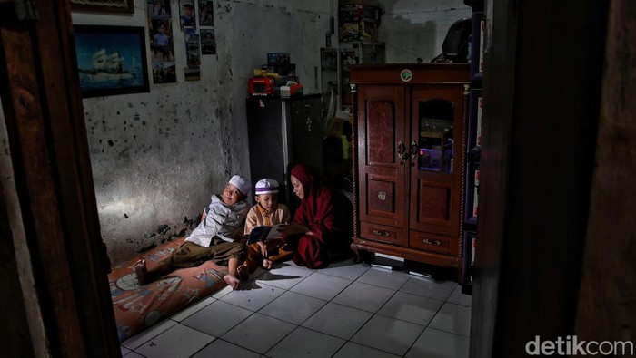 Ramadan Jadi Momentum Mendekatkan Diri Kepada Sang Pencipta Sejumlah warga melakukan tadarus Kitab Suci Al-Quran di rumah masing-masing kawasan RW 05 Sunter Agung, Jakarta Utara, Selasa (5/4).