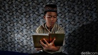 Di tengah kasus COVID-19 yang menurun, umat muslim diimbau agar tetap patuh prokes saat menjalankan ibadah puasa dan tarawih.