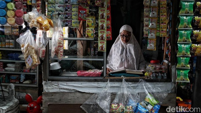 Ramadan Jadi Momentum Mendekatkan Diri Kepada Sang Pencipta Sejumlah warga melakukan tadarus Kitab Suci Al-Quran di rumah masing-masing kawasan RW 05 Sunter Agung, Jakarta Utara, Selasa (5/4).