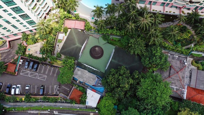 Ramadan, Masjid Perahu Jakarta Ramai Jemaah Di kawasan Casablanca, Jakarta terdapat Masjid Perahu yang terkenal. Saat bulan suci ramadan, masjid tersebut selalu ramai oleh jemaah yang beribadah.