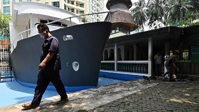 Di kawasan Casablanca, Jakarta terdapat Masjid Perahu yang terkenal. Saat bulan suci ramadan, masjid tersebut selalu ramai oleh jemaah yang beribadah.