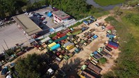 Penampakan antrean ratusan kendaraan BBM jenis solar di SPBU Martandu yang berada di kawasan Kendari, Sulawesi Tenggara, Selasa (5/4/2022).