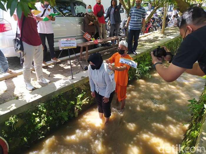 Rekonstruksi pembunuhan wanita di Sungai Bolong, Kabupaten Magelang, Selasa (5/4/2022).