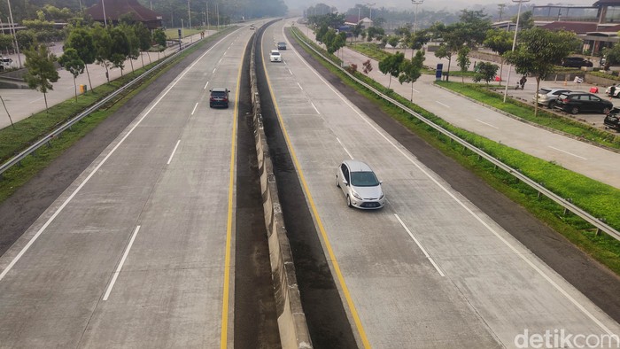 Bila melintasi Tol Trans Jawa arah Semarang-Solo, jangan lupa mampir di rest area ini. Megah dan Indah kesan yang dirasakan saat singgah di Resta Pendopo 456 Salatiga.