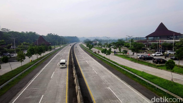 Bila melintasi Tol Trans Jawa arah Semarang-Solo, jangan lupa mampir di rest area ini. Megah dan Indah kesan yang dirasakan saat singgah di Resta Pendopo 456 Salatiga.