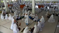 Santri membaca Al Quran di Pondok Pesantren Ar-Raudhatul Hasanah Medan, Sumatera Utara, Senin (4/4/2022).