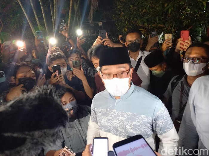Ridwan Kamil usai menjadi penceramah salat Tarawih di Masjid Kampus UGM, Selasa (5/4/2022).