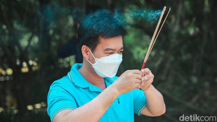 Ritual Cheng Beng Warga Keturunan Tionghoa Warga keturunan Tionghoa melakukan Cheng Beng di TPU Tanah Cepe, Kota Tangerang, Banten. Cheng Beng merupakan tradisi ziarah ke makam keluarga.