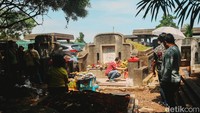 Hampir seluruh masyarakat Tionghoa masih mempertahankan tradisi ziarah kubur ini.