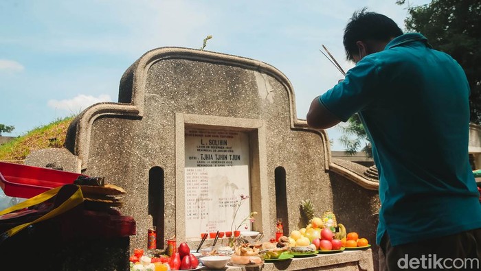 Warga keturunan Tionghoa melakukan Cheng Beng di TPU Tanah Cepe, Kota Tangerang, Banten. Cheng Beng merupakan tradisi ziarah ke makam keluarga.