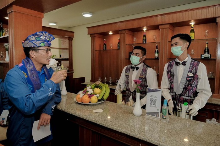 Menteri Pariwisata dan Ekonomi Kreatif Menparekraf) Sandiaga Uno mengatakan 100 persen lulusan dari Politeknik Pariwisata (Poltekpar) terserap di industri pariwisata Tanah Air. Bahkan, banyak di antaranya yang mampu menciptakan lapangan kerja bagi masyarakat.