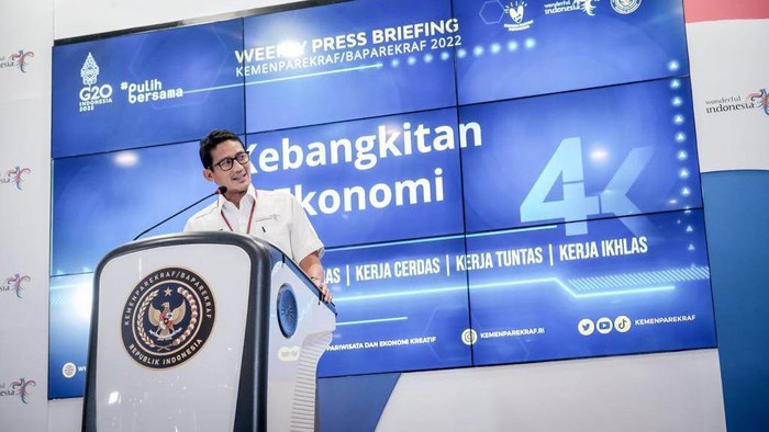 Menparekraf Sandiaga Uno dalam press briefieng di kantornya, Senin (4/4/2022).