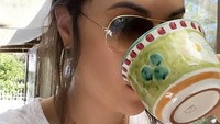 Aktif di YouTube, konten masak-masak hingga streaming game bukan satu-satunya yang dihadirkan Sasha. Dia sering mengunggah vlognya saat kulineran, hingga minum kopi di kafe. Foto: Instagram @sashagrey