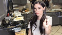 Memiliki rumah di Los Angeles, Sasha menyibukkan dirinya dengan membuat konten memasak di dapur rumahnya. Tanpa bantuan, Sasha terlihat sibuk menyiapkan bahan makanan hingga memasak untuk video masaknya. Foto: Instagram @sashagrey