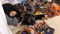 Menghabiskan banyak waktu di rumah, apalagi saat awal-awal pandemi. Sasha lebih senang tiduran di kamarnya, dengan aneka makanan, keripik, biskuit, permen, sampai cokelat yang jadi teman ngemilnya. Foto: Instagram @sashagrey