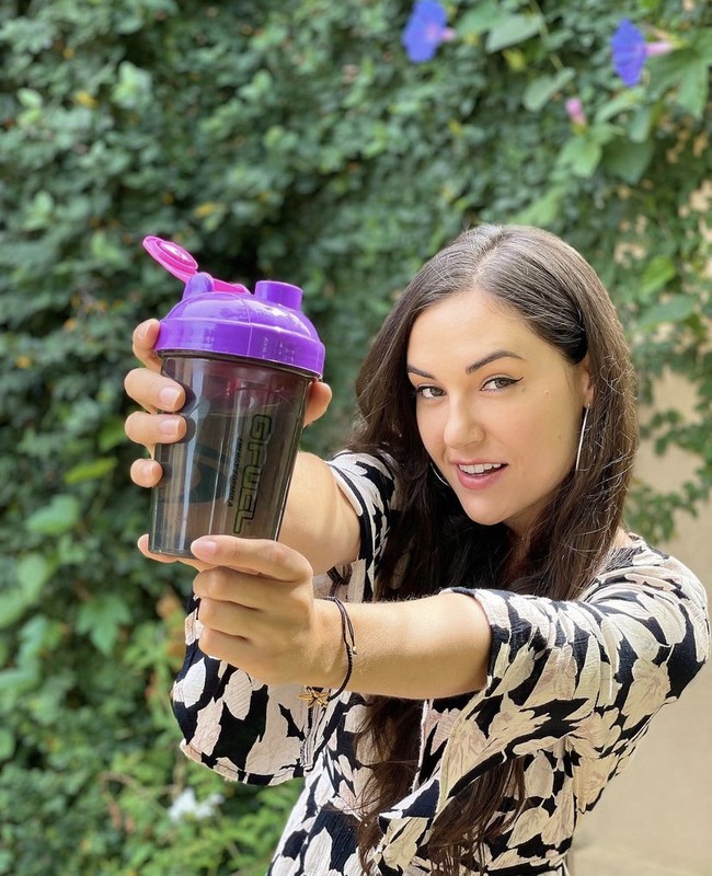 Yalangoch ijrochilarning birgalikda baxtli suratlari Qizning engashib qolgan videosi