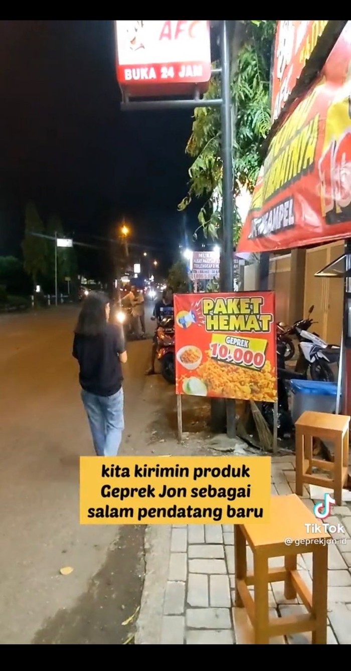 Sebelahan Jual Ayam Geprek, Dua Penjual Ini Aksi Saingannya Bikin Adem