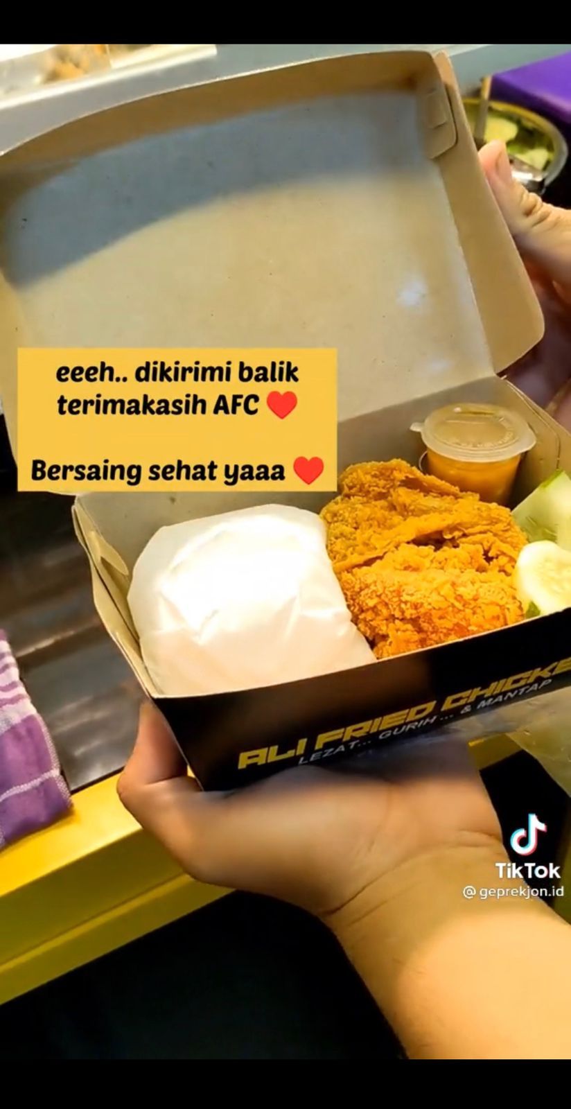 Sebelahan Jual Ayam Geprek, Dua Penjual Ini Aksi Saingannya Bikin Adem