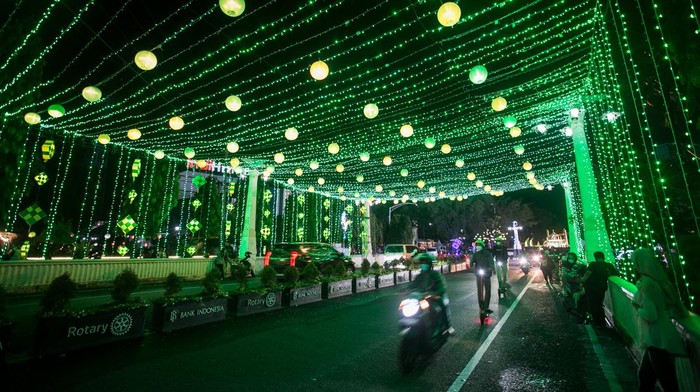 Kawasan Balai Kota Solo, Jawa Tengah, tampil berbeda selama Ramadan. Ya, instalasi lampion warna-warni membuat hati semakin adem selama Ramadan, setuju?