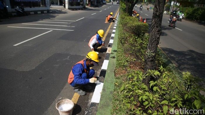 Pekerja melakukan pengecetan separator di Jalan Cut Mutia, Kota Bekasi, Jawa Barat, Selasa (4/4/2022).