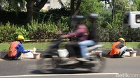 Dengan dicatnya marka jalan ini semakin memperjelas batas jalan sehingga membuat pengendara semakin aman dan nyaman berkendara terutama saat malam hari.