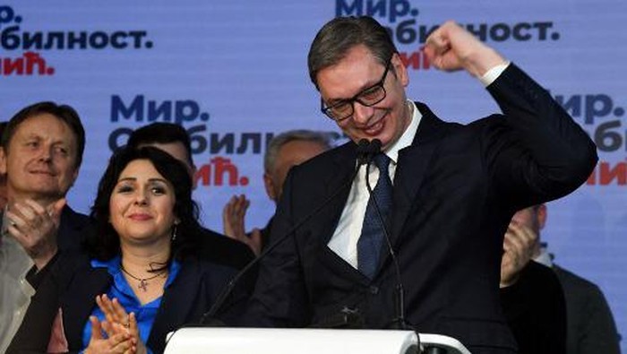 Serbian President Aleksandar Vucic addresses the public after the first unofficial results of the general elections were known, in Belgrade, on April 3, 2022. (Photo by Elvis BARUKCIC / AFP)