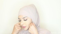 Siva Aprilia bergaya dengan hijab menyambut bulan Ramadan sambil mengenang masa kecilnya. (Foto: Rifkianto Nugroho/detikcom) 